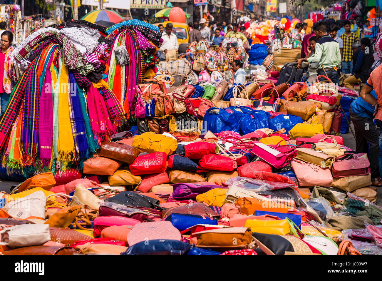 Leder Taschen und Schals sind für den Verkauf auf der Straße in der Vorstadt neuer Markt Stockfoto