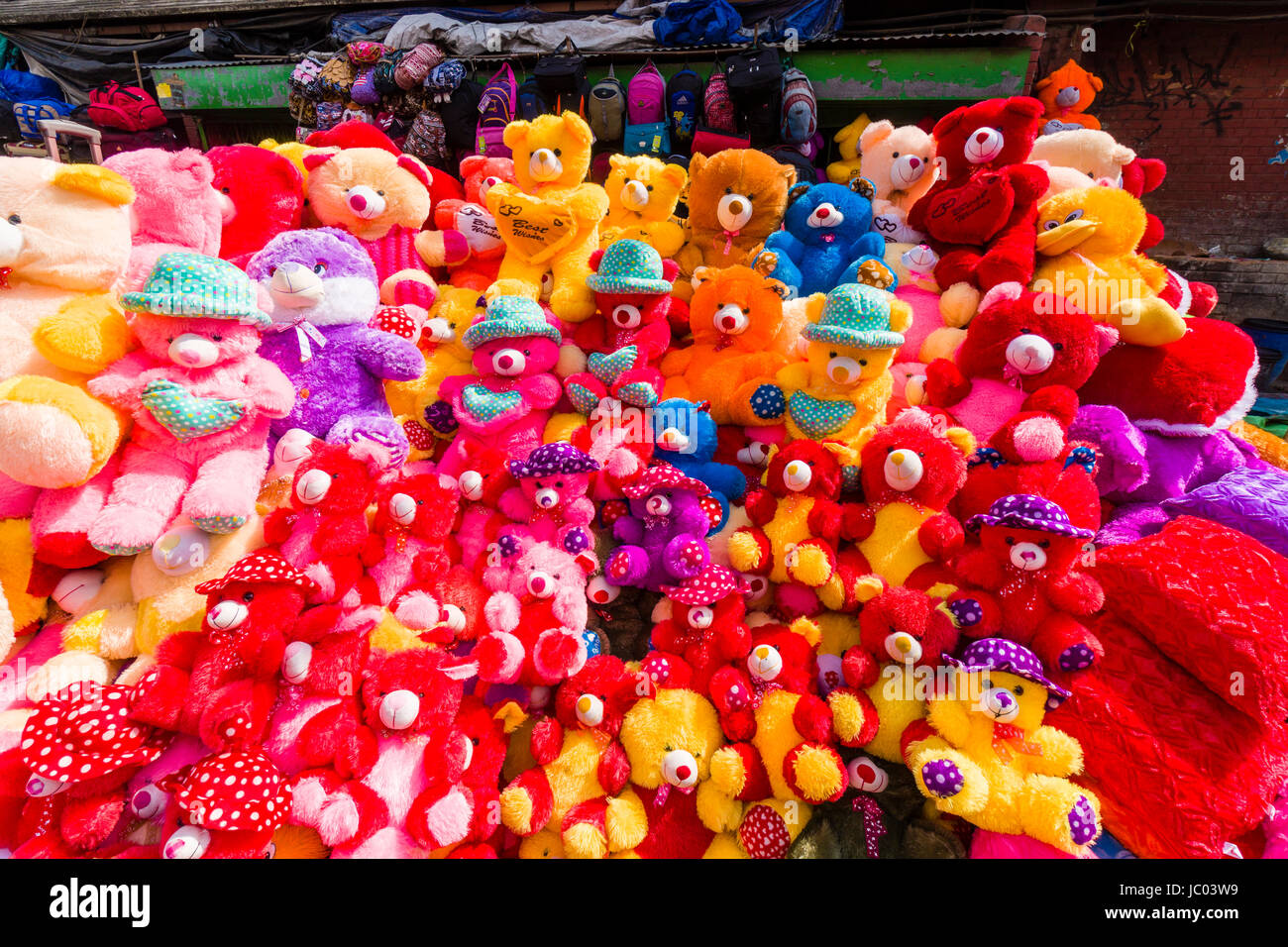 Bunte cudly Spielzeug zum Verkauf an, auch nicht auf der Straße in der Vorstadt neuer Markt Stockfoto
