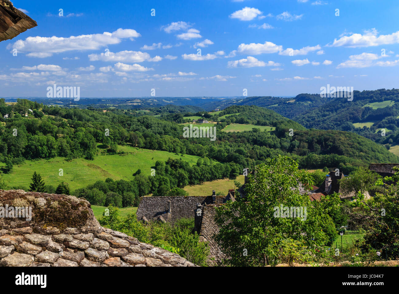Frankreich, Cantal (15), Carlat, Vue Sur Les Monts du Cantal / / Frankreich, Cantal, Carlat, Blick auf die Berge des Cantal Stockfoto
