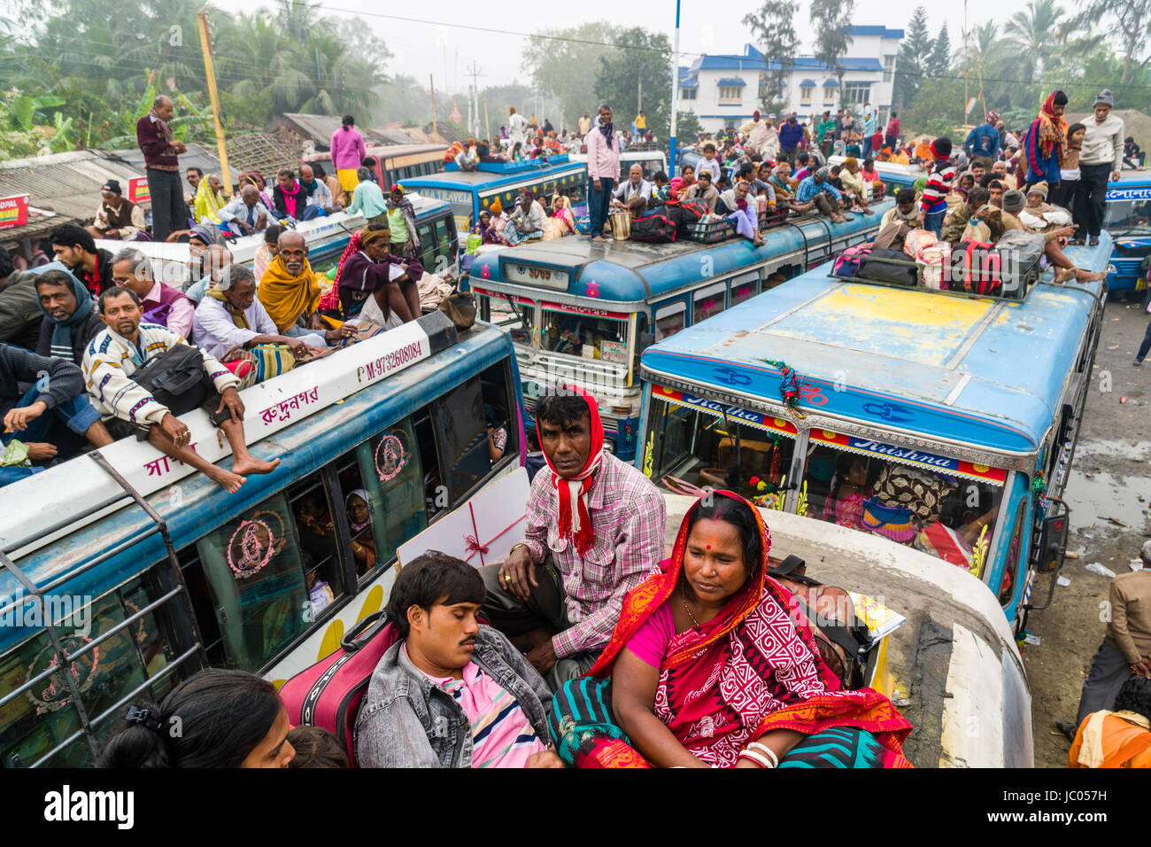 Busse voll mit Pilgern an der Bushaltestelle ganga Sagar sind bereit für die Anlegestelle im kakdwip zu verlassen Stockfoto