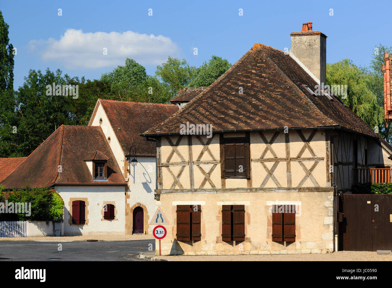 Frankreich, Allier (03), Chevagnes, Maison À Colombages Dans le Village / / Frankreich, Allier, Chevagnes, Fachwerkhaus im Dorf Stockfoto