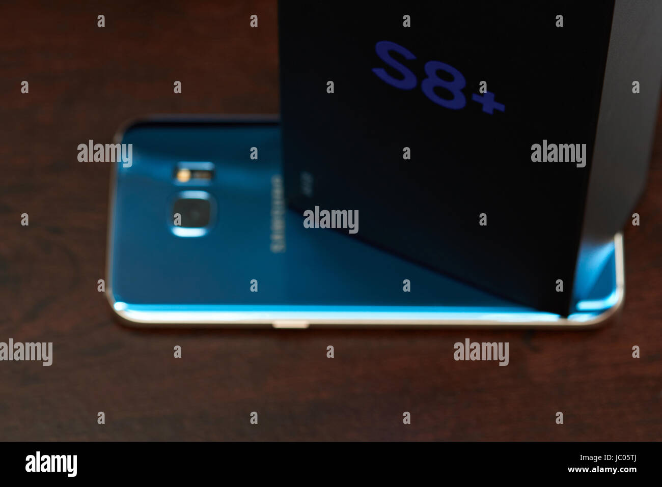 New York, USA - 12. Juni 2017: Neue Generation von Samsung Galaxy s8 +. Neue geschwungene Handy von samsung Stockfoto