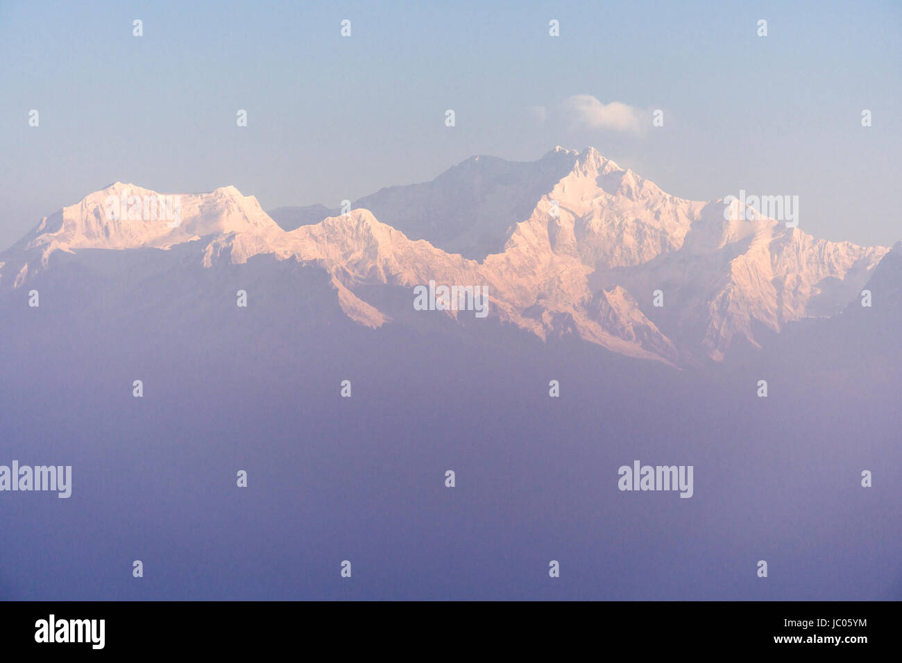 Der Berg Kangchendzönga von Tiger Hill am Morgen Dunst sichtbar ist Stockfoto