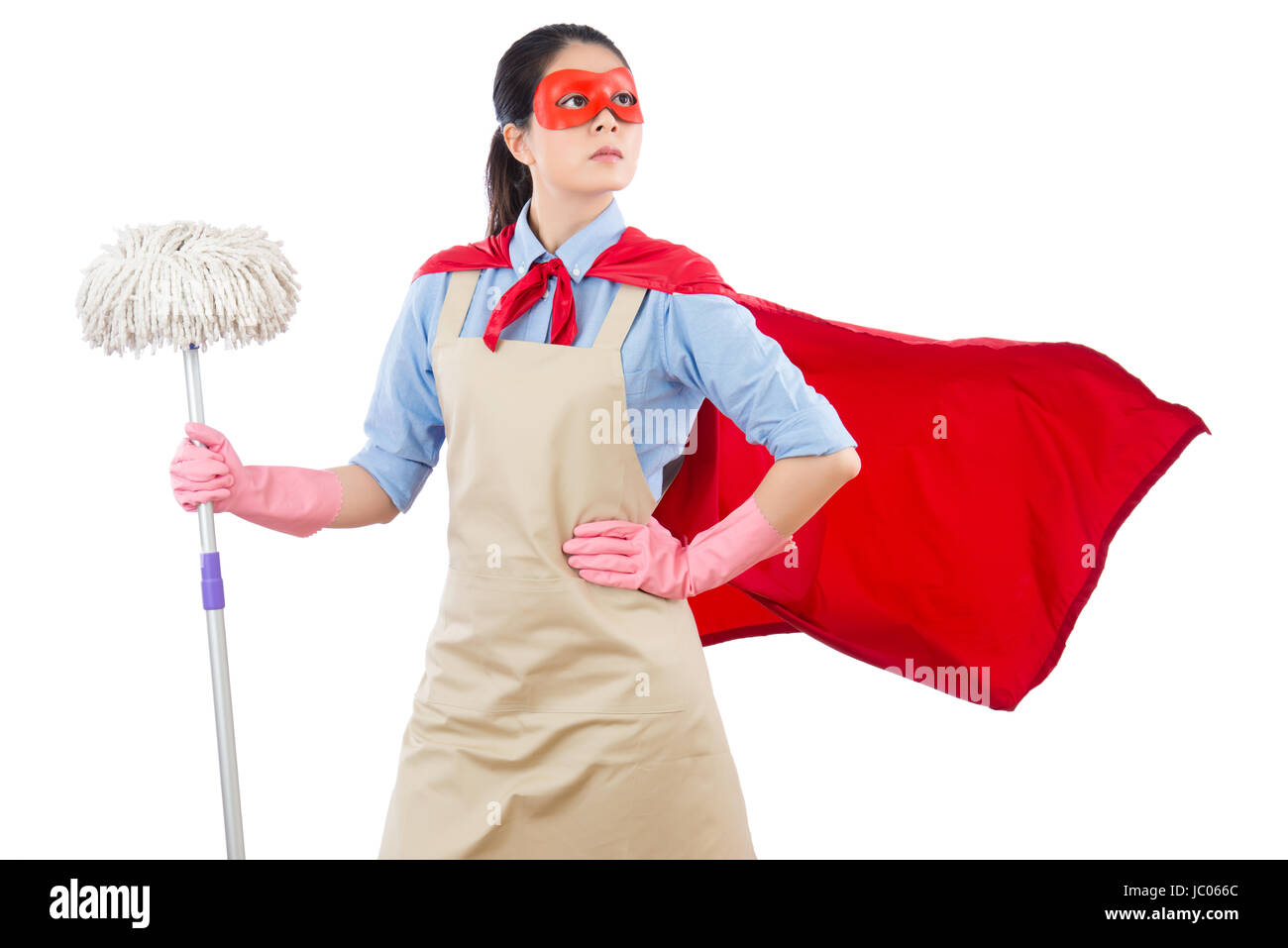 Porträt des erfolgreichen Mischlinge asiatische chinesische Superhelden zeigt stehend Vertrauen hält Mop. isoliert auf weißem Hintergrund. Hausarbeit und househ Stockfoto