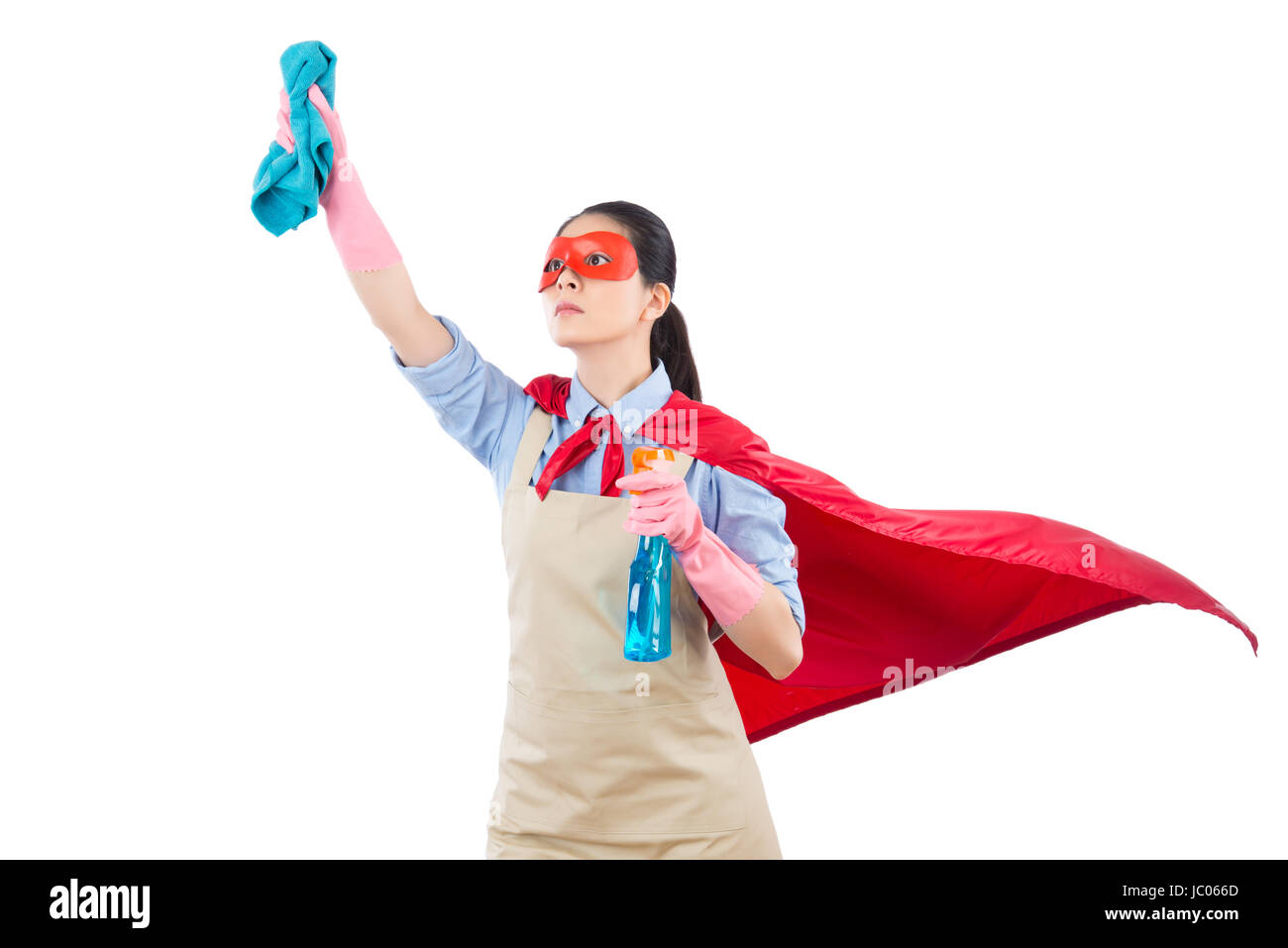fertig gemischte Rassen asiatischen Reinigung Superhelden fliegen Hausfrau mit Lappen und Spray-Flasche. isoliert auf weißem Hintergrund. Hausarbeit und Haushalt-Konzept. Stockfoto