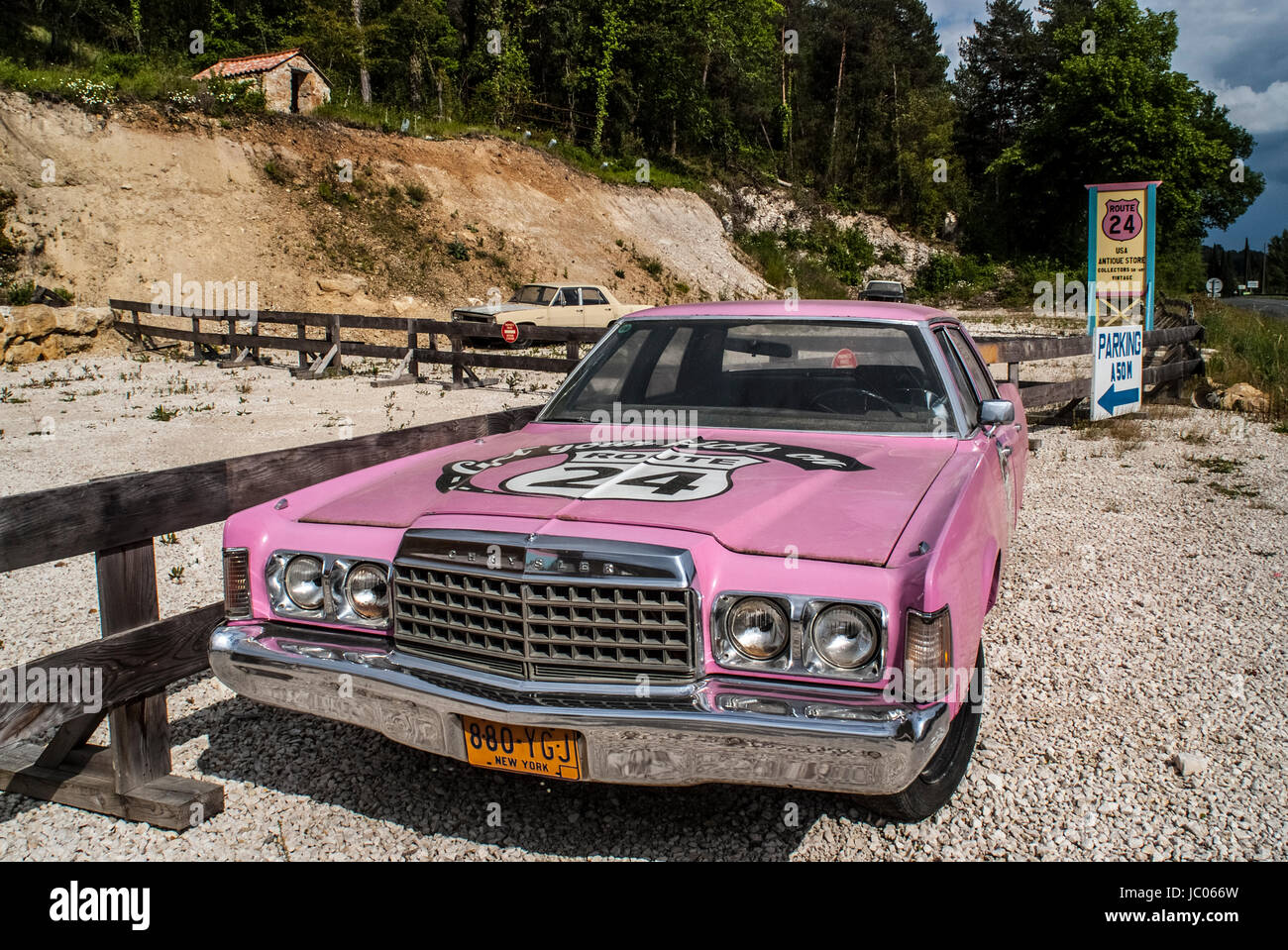 CHRYSLER NEWPORT 1973-1978 - ROSA CHRYSLER-amerikanische Wagen - AMERICAN VINTAGE-DORDOGNE FRANKREICH © Frédéric BEAUMONT Stockfoto
