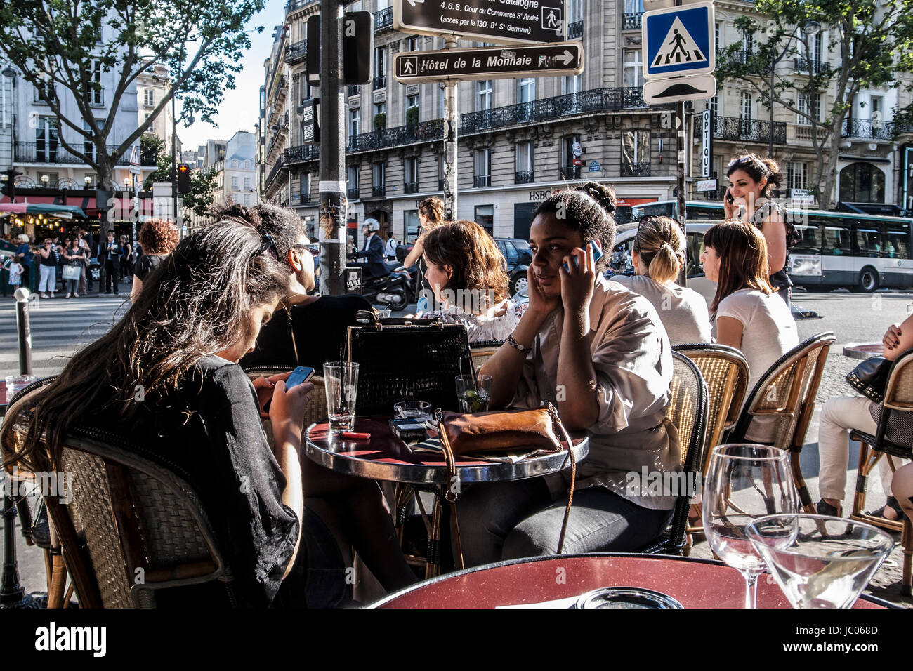 PARIS FRANKREICH - CAFE TERRASSE AUF DEM BOULEVARD - CAFE PARIS - PARIS MENSCHEN © Frédéric BEAUMONT Stockfoto