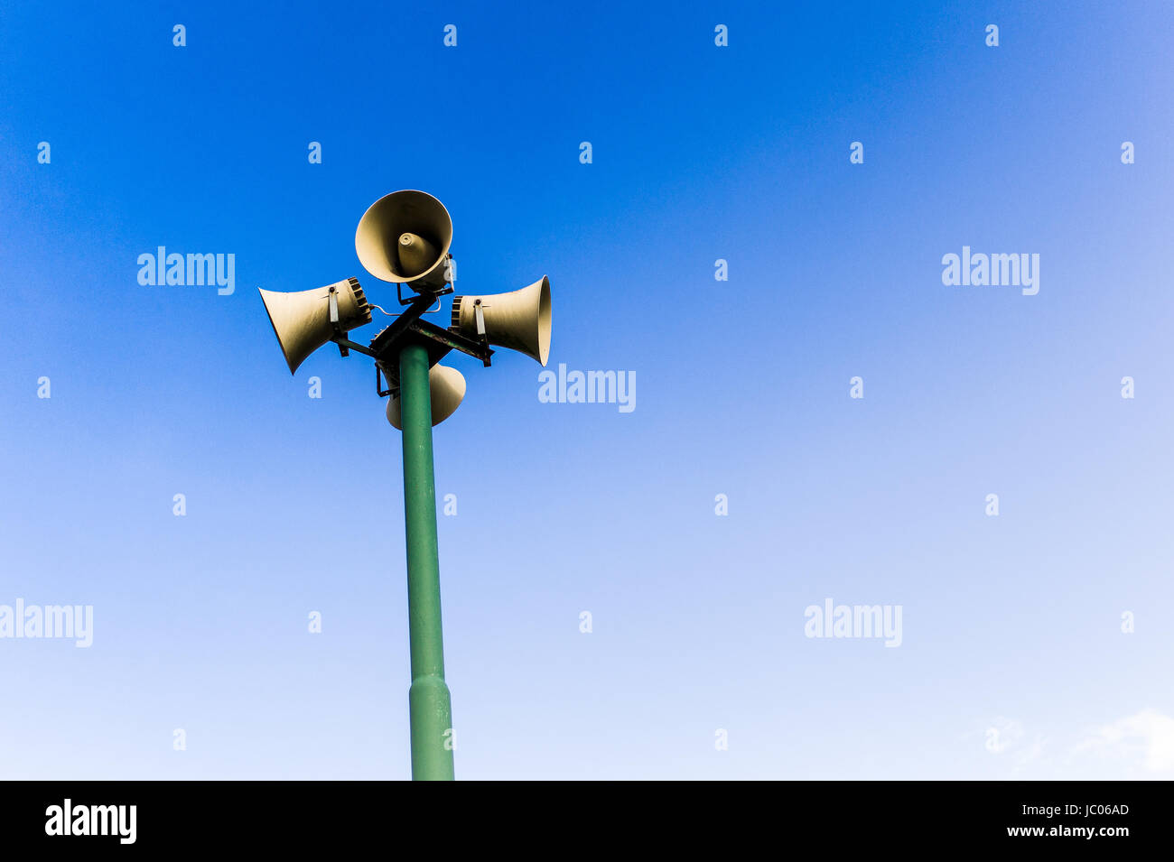 PA-Lautsprecher vor blauem Himmel Stockfoto