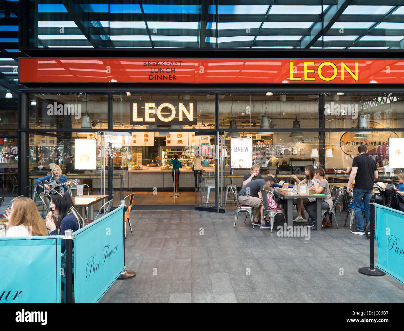 Der Leon gesunde & gesunde Fastfood-Restaurant im Londoner Spitalfields Market Development in der City of London. Stockfoto