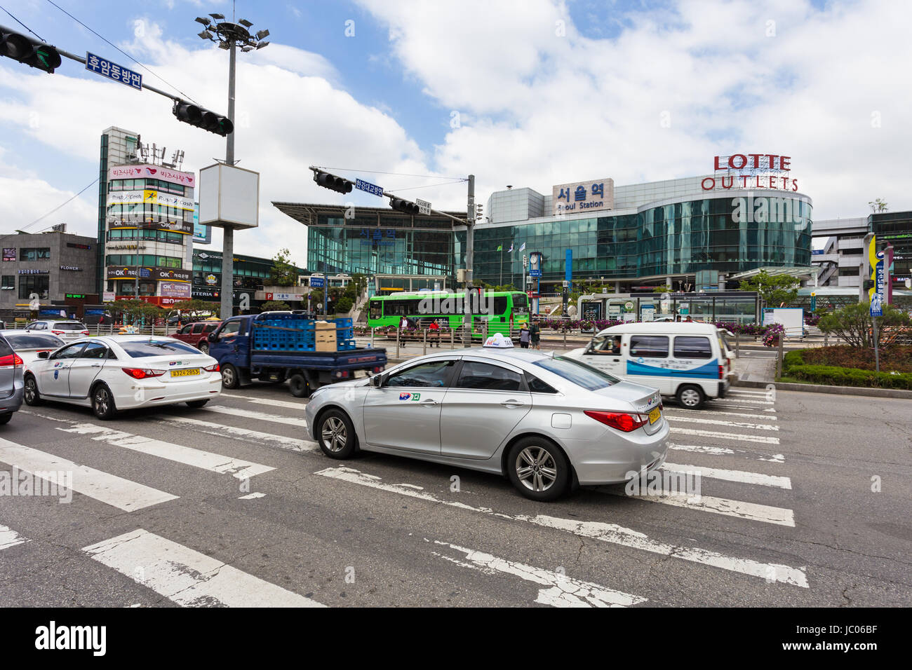SEOUL, Südkorea - Mai 15: Autos fahren auf der Straße vor dem Bahnhof Seoul und Lotte Shopping-Mall in Downtonw Ortsteil Süd Kore Stockfoto