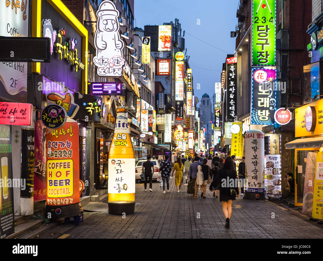 SEOUL, Südkorea - Mai 13: Menschen wandern in den belebten Straßen des Vergnügungsviertels Insadong gesäumt mit Bars und Restaurants in der Nacht. Stockfoto