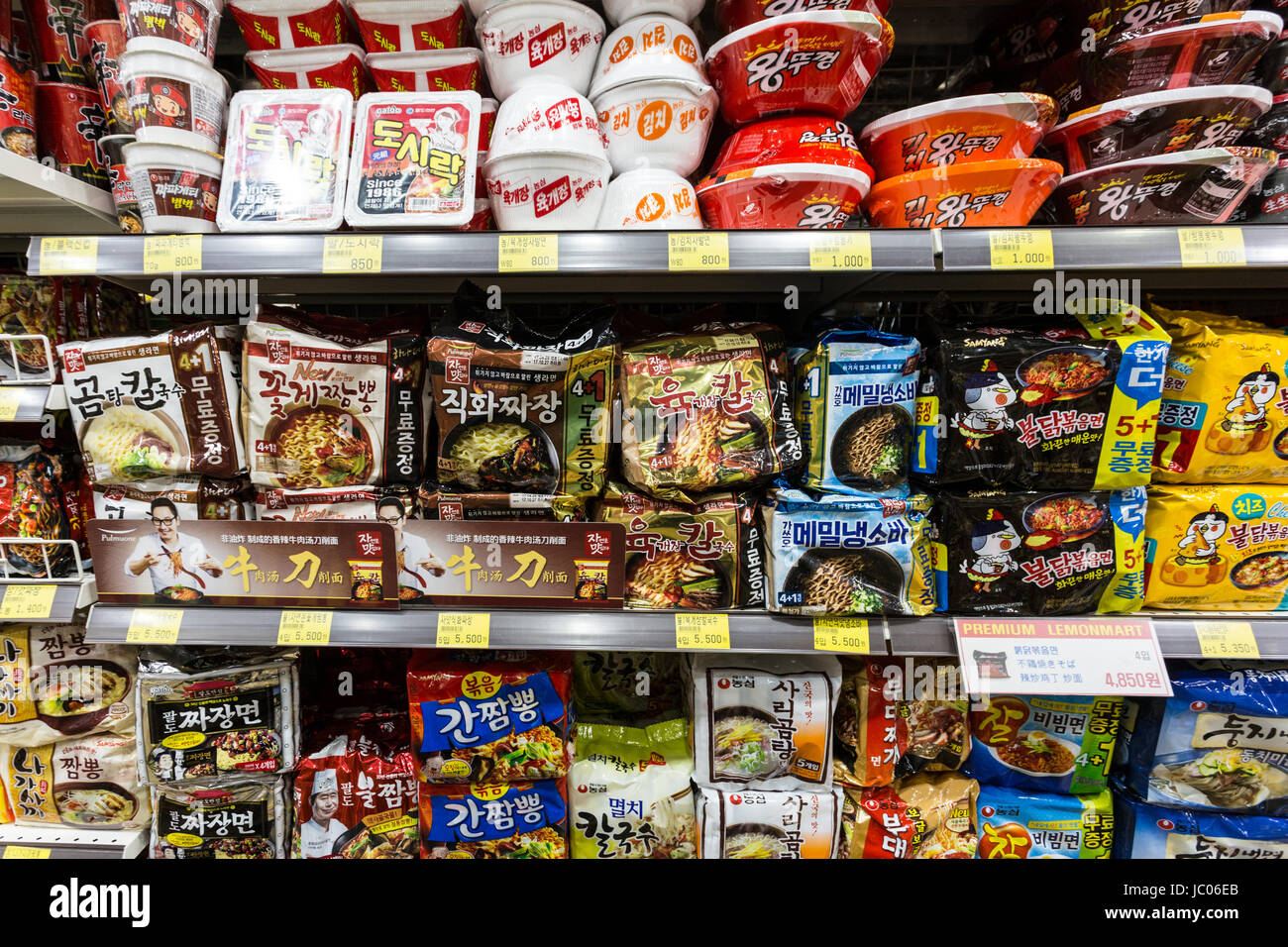 SEOUL, Südkorea - Mai 13: Tasse Instant-Nudeln und Pakete verschiedener Marken in einem Supermarkt in Seoul in Südkorea angezeigt. Stockfoto