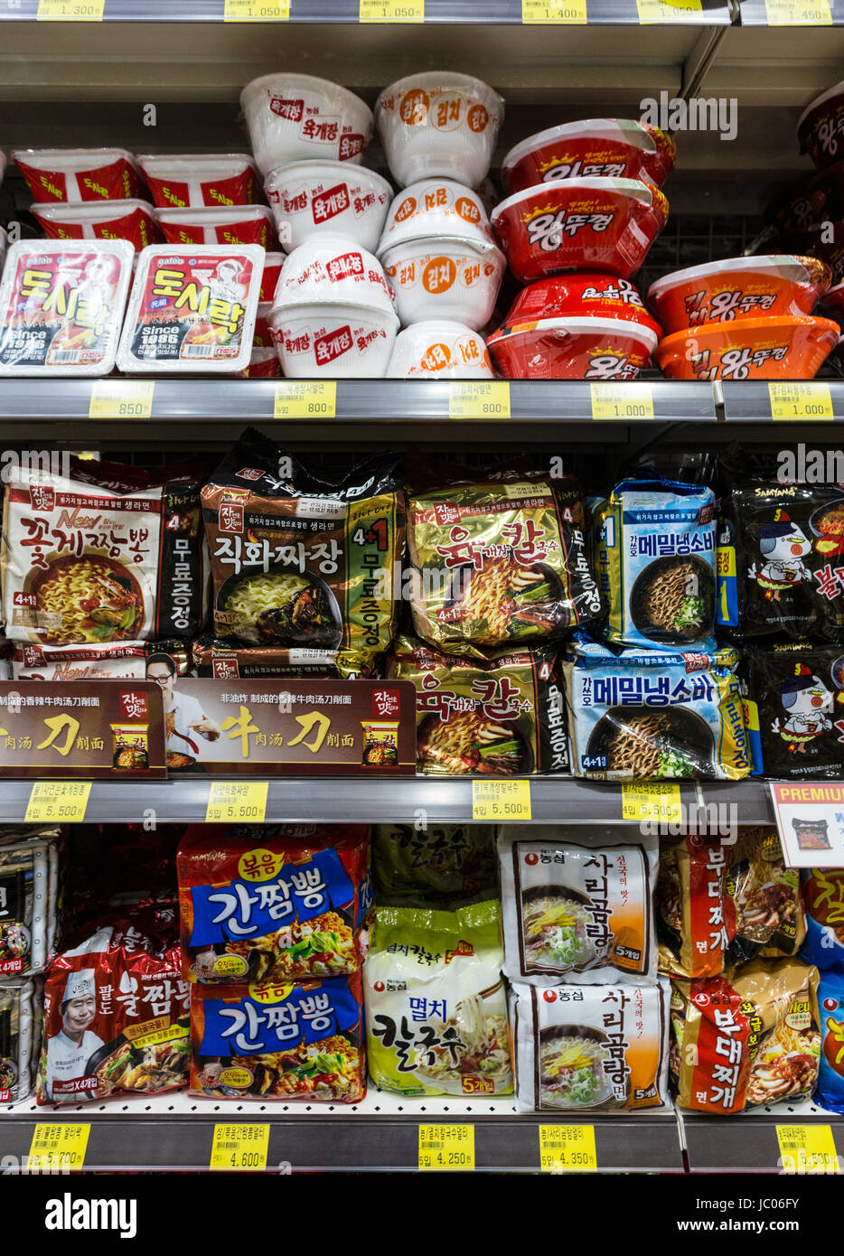 SEOUL, Südkorea - Mai 13: Tasse Instant-Nudeln und Pakete verschiedener Marken in einem Supermarkt in Seoul in Südkorea angezeigt. Stockfoto