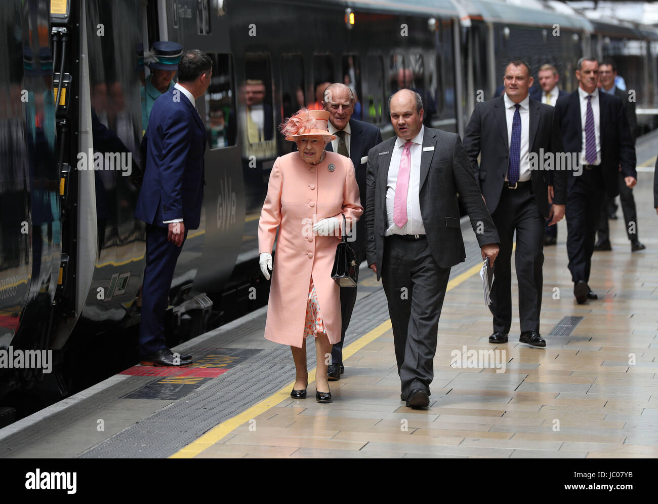 Königin Elizabeth II und der Herzog von Edinburgh ankommen an der Paddington Station in London, wie sie den 175. Jahrestag der ersten Zugfahrt von einem britischen Monarchen gekennzeichnet. Stockfoto