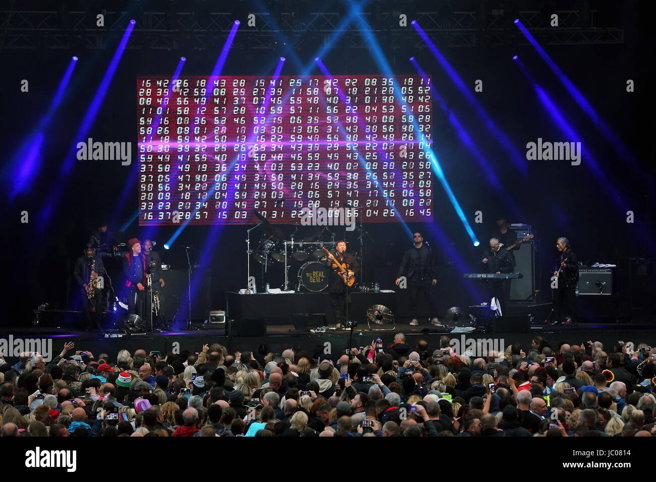 Llanelli, Wales, UK. Samstag, 10. Juni 2017 UB40 auf der Bühne UB40 Konzert in Parc Y Scarlets, Llanelli, Wales, UK Stockfoto