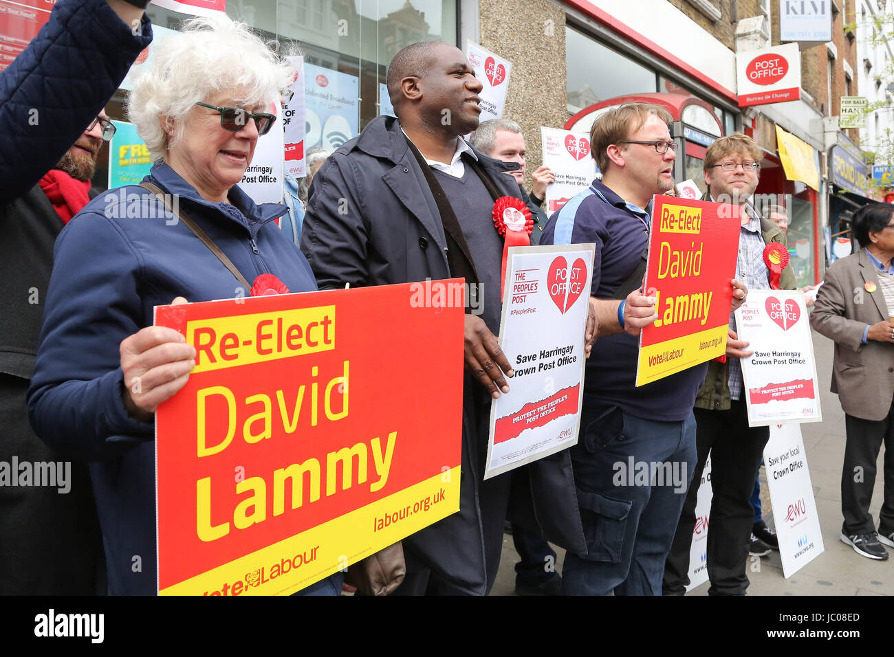 Arbeitsmarkt Kandidat David Lammy MP für Tottenham Kampagnen mit Arbeitspartei Aktivisten in Haringey 2017 Wahl am 8. Juni.  Mit: David Lammy MP Labour-Kandidat für Tottenham wo: London, Vereinigtes Königreich bei: Kredit-13. Mai 2017: Dinendra Haria/WENN.com Stockfoto