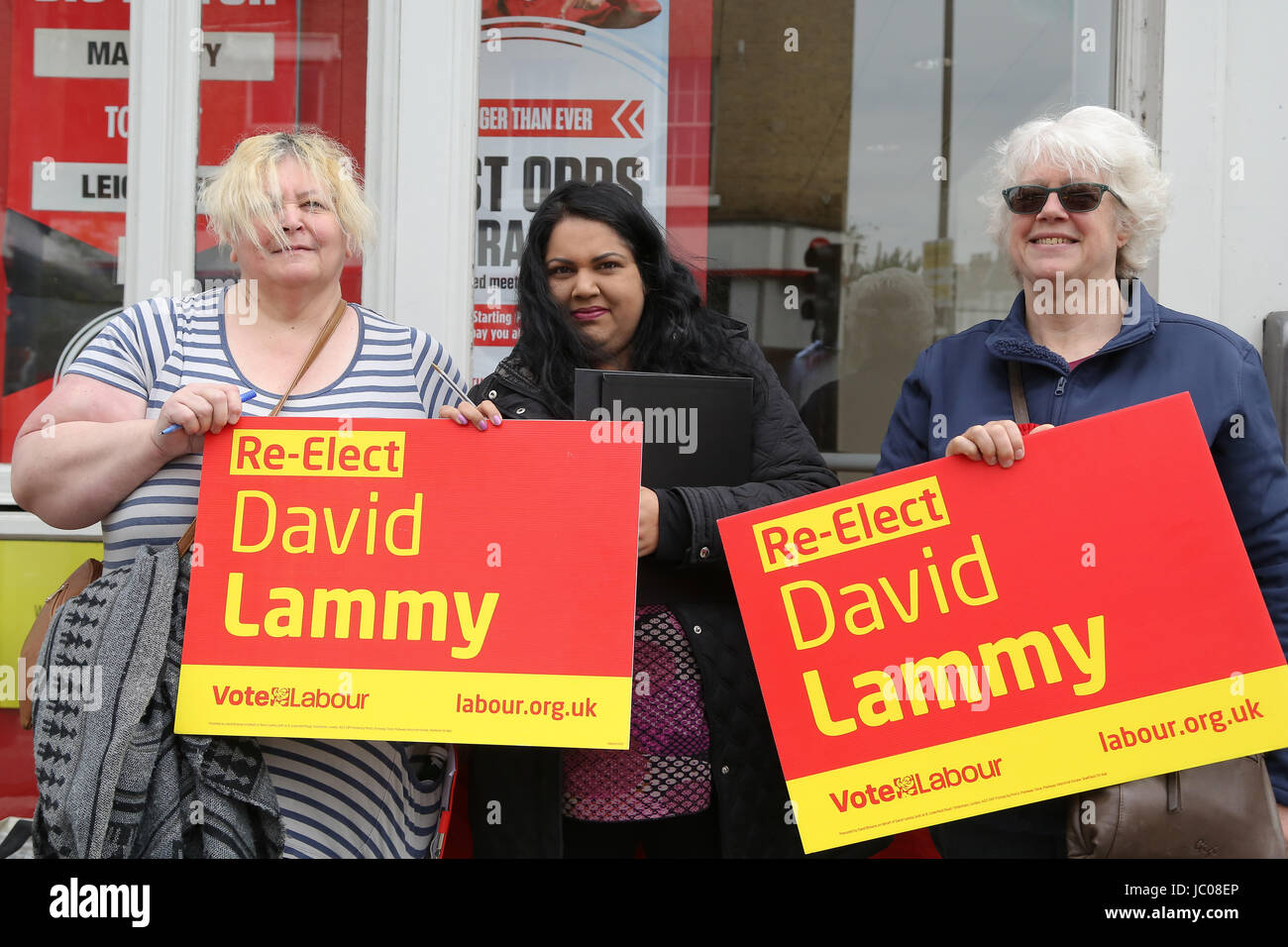 Arbeitsmarkt Kandidat David Lammy MP für Tottenham Kampagnen mit Arbeitspartei Aktivisten in Haringey 2017 Wahl am 8. Juni.  Mitwirkende: Wo sehen: London, Vereinigtes Königreich bei: Kredit-13. Mai 2017: Dinendra Haria/WENN.com Stockfoto