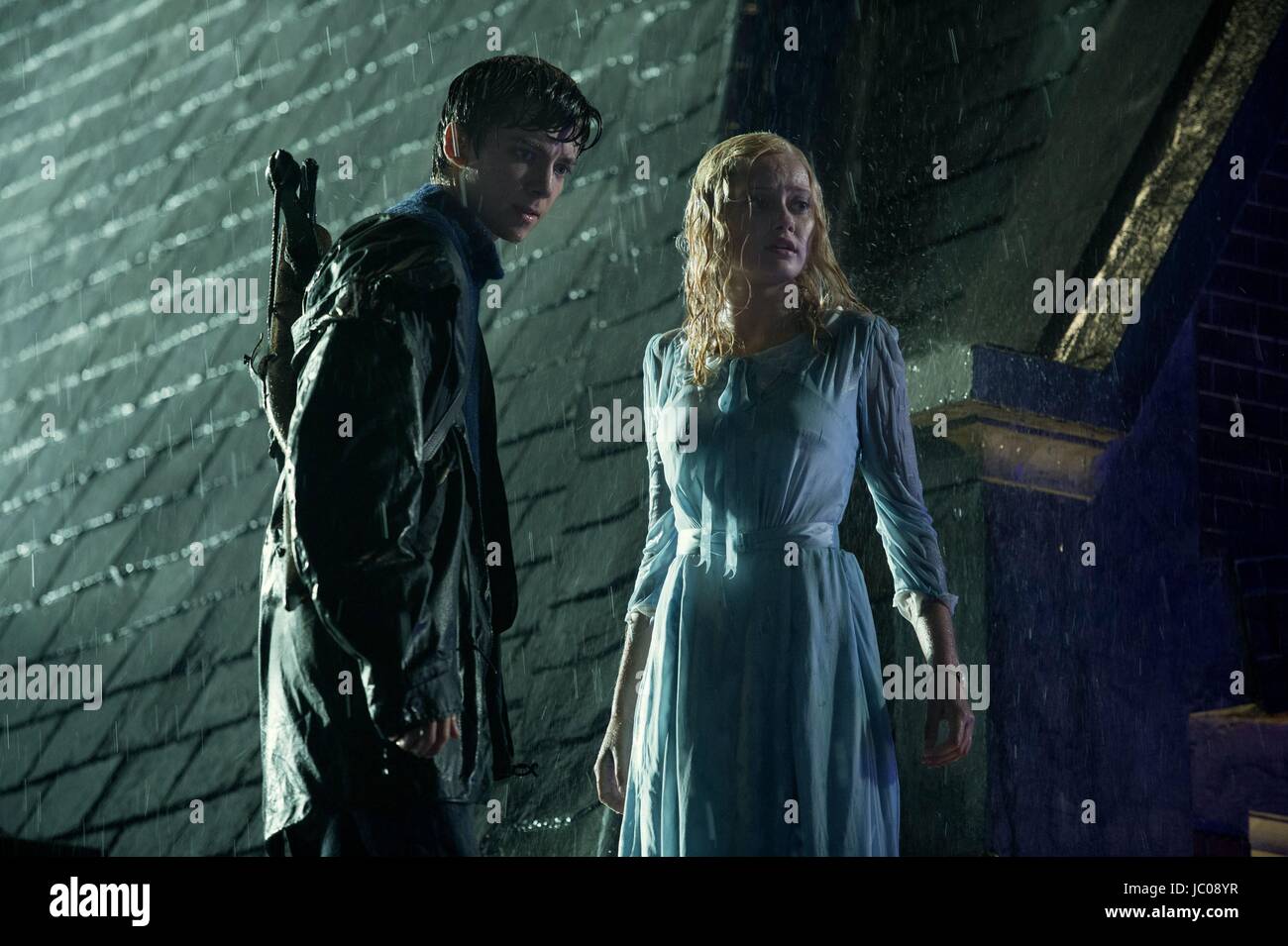 Miss Peregrine Haus für besondere Kinder Jahr: 2016-USA / UK Regie: Tim Burton Ella Purnell, Asa Butterfield Foto: Jay Maidment.  Es ist verboten, das Foto aus dem Kontext der Promotion des Films zu reproduzieren. Es muss die Filmgesellschaft und/oder der Fotograf von zugewiesen oder von autorisierten / erlaubt am Set von der Filmgesellschaft gutgeschrieben werden. Nur für redaktionelle Nutzung. Photo12 gewährt keine Persönlichkeitsrechte der Personen vertreten. Stockfoto