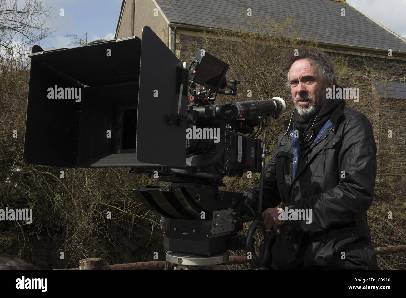 Miss Peregrine Haus für besondere Kinder-Jahr: 2016-USA / UK Direktor: Tim Burton Tim Burton Shooting Bild Foto: Jay Maidment.  Es ist verboten, das Foto aus dem Kontext der Promotion des Films zu reproduzieren. Es muss die Filmgesellschaft und/oder der Fotograf von zugewiesen oder von autorisierten / erlaubt am Set von der Filmgesellschaft gutgeschrieben werden. Nur für redaktionelle Nutzung. Photo12 gewährt keine Persönlichkeitsrechte der Personen vertreten. Stockfoto