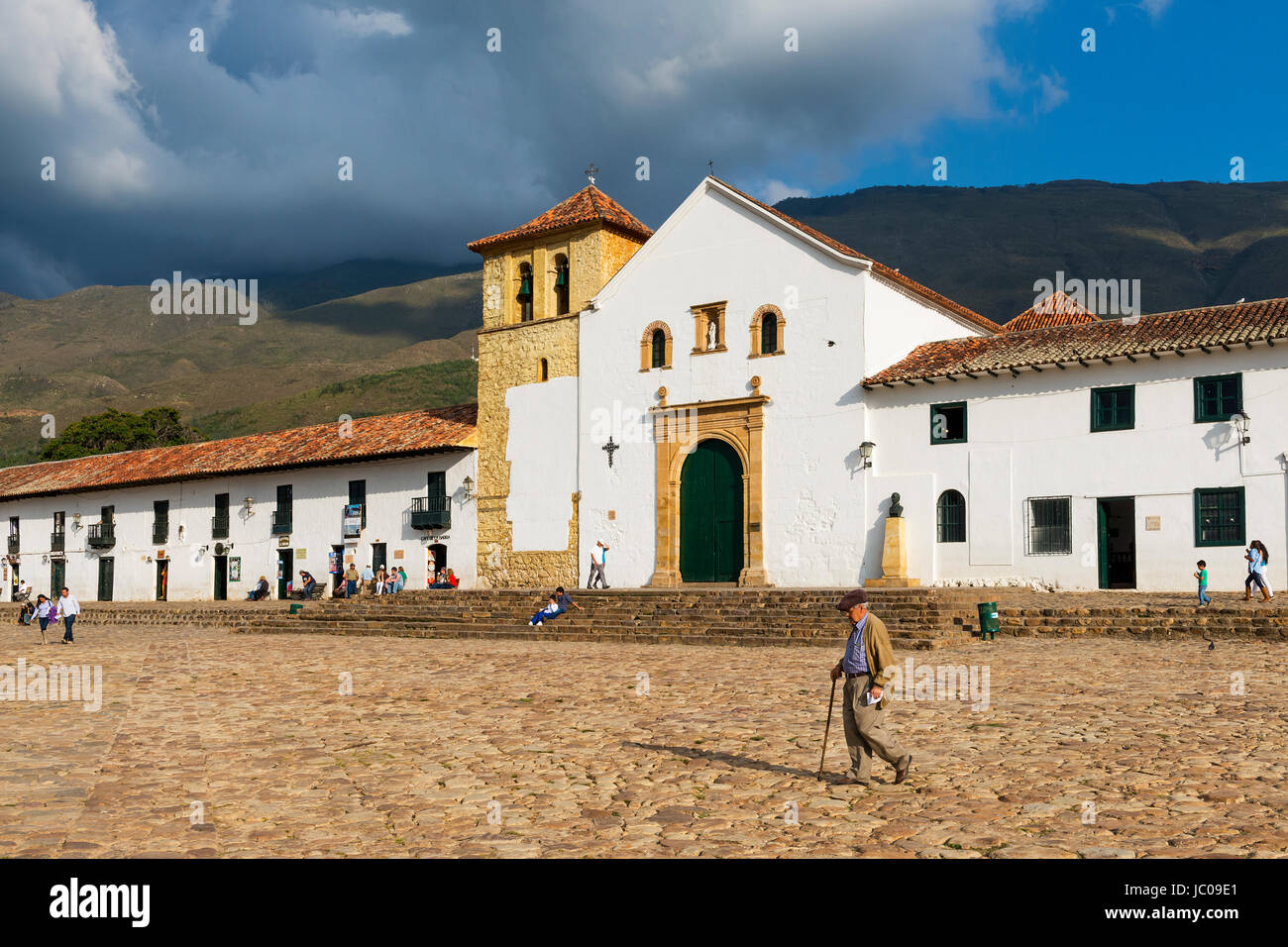 Villa de Leyva, Kolumbien - 14. Februar 2014: Menschen auf dem Hauptplatz von der historischen Villa de Leyva in Kolumbien. Stockfoto