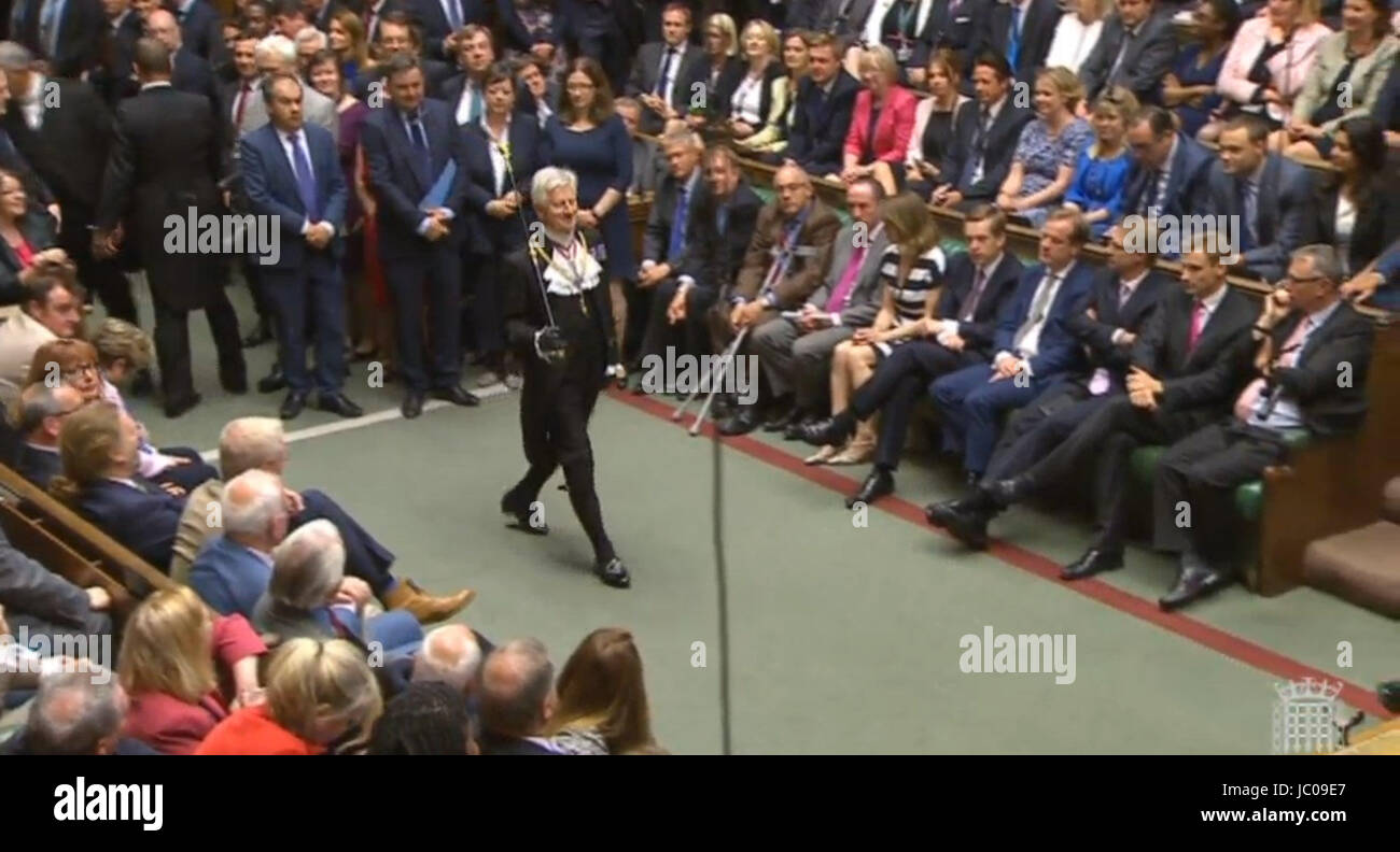 Der Gentleman Usher of Black Rod David Leakey betritt das House Of Commons in London, während seiner ersten Sitzung nach der Wahl. Stockfoto