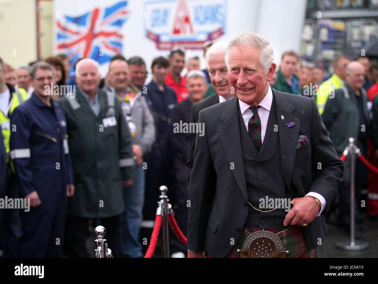 Der Prinz von Wales, bekannt als der Herzog von Rothesay in Schottland, trifft Mitarbeiter während eines Besuchs in grau und Adams Limited in Fraserburgh. Das Unternehmen macht Kühlfahrzeuge feiert seinen 60. Jubiläum. Stockfoto