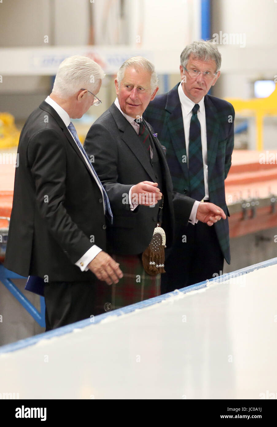 Der Prinz von Wales, bekannt als der Herzog von Rothesay in Schottland, trifft Geschäftsführer Peter Gray (links) und James Gray (rechts) bei einem Besuch in grau und Adams Limited in Fraserburgh. Das Unternehmen macht Kühlfahrzeuge feiert seinen 60. Jubiläum. Stockfoto