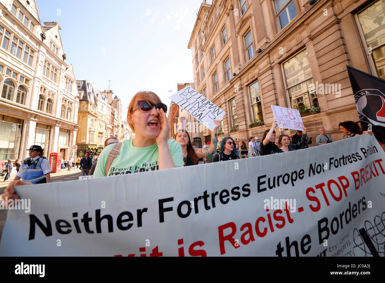 Demonstranten gegen die Tory DUP-Allianz versammelten sich auf dem Parliament Square und marschierten auf der Downing Street. London. Wütende Frau Stockfoto