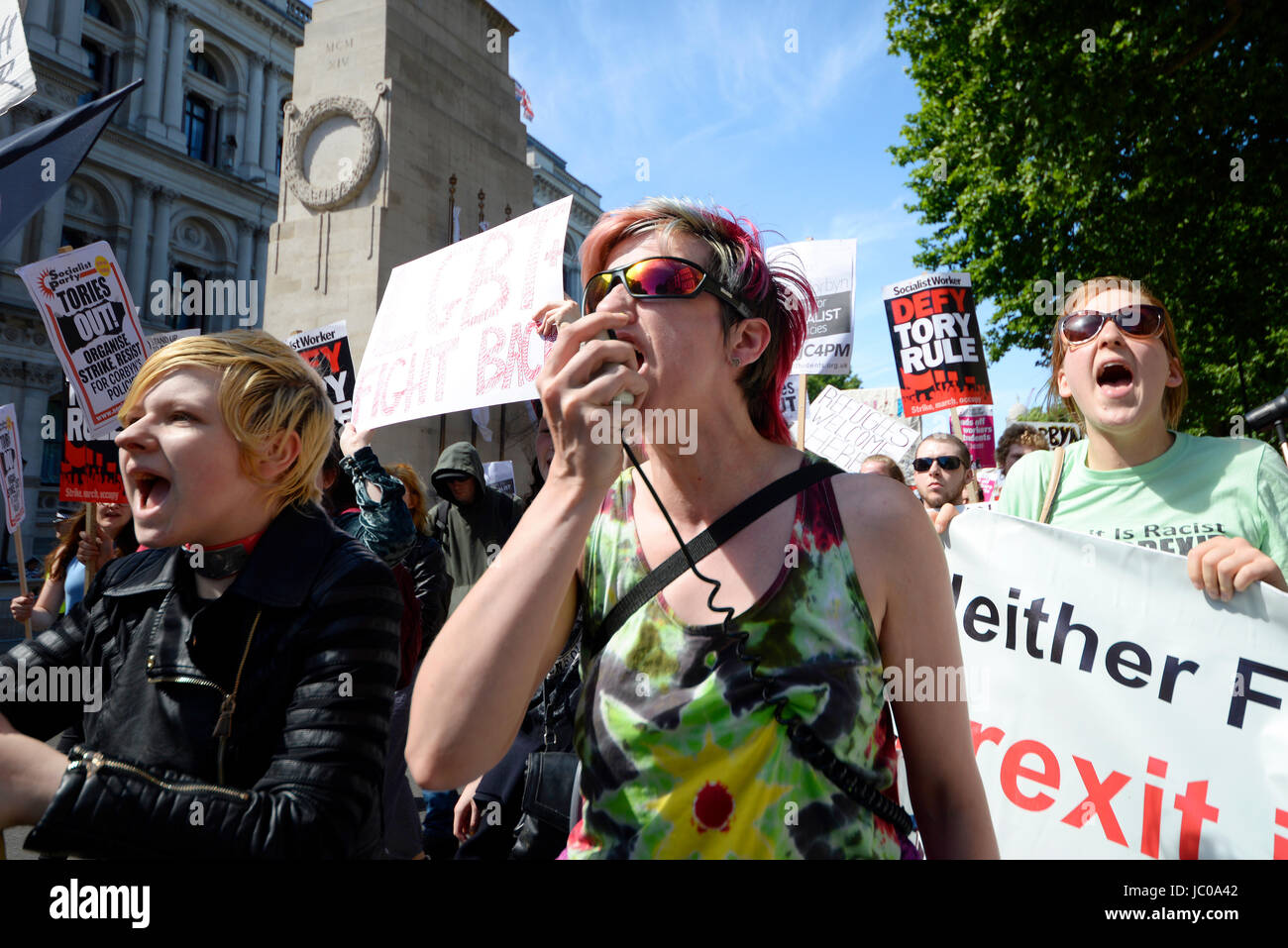 Demonstranten gegen die Tory DUP Allianz marschierte auf der Downing Street. London. Wütende Frauen. Platz für Kopie Stockfoto