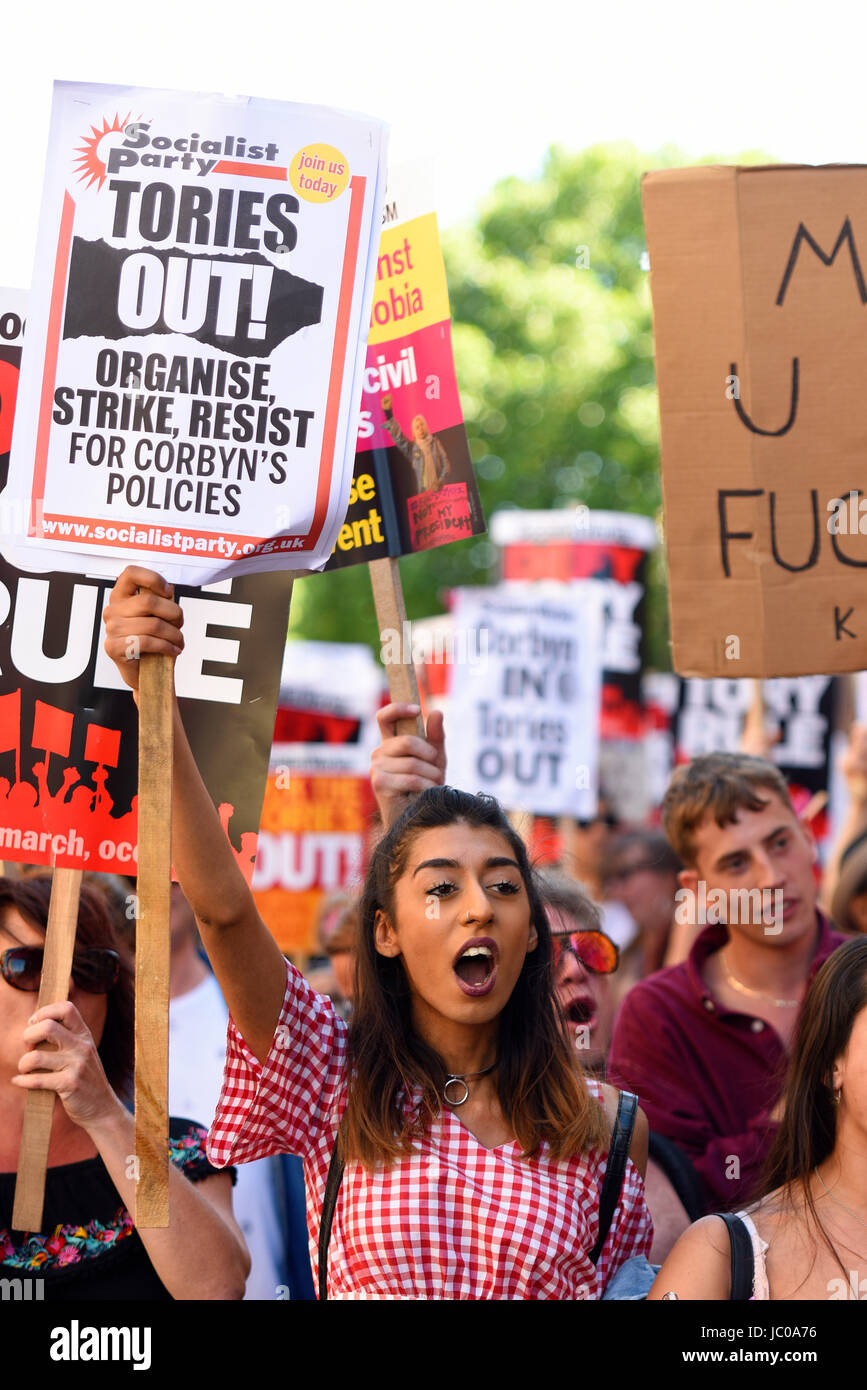 Demonstranten gegen die Tory DUP-Allianz versammelten sich auf dem Parliament Square und marschierten auf der Downing Street. London. Wütende Frau Stockfoto