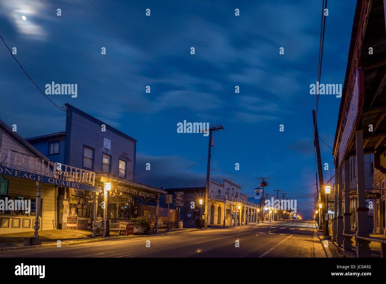 Nacht auf der historischen Hauptstraße von Virginia City, Nevada. Stockfoto