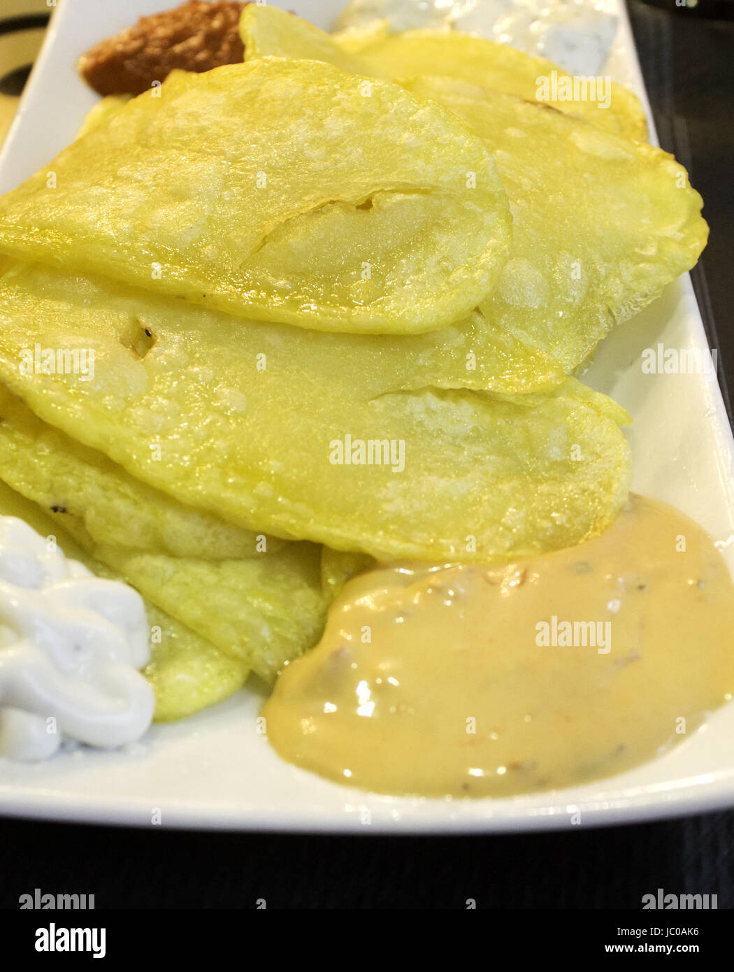 Pommes Frites mit Mayonnaise und Bravas, Essen und restaurant Stockfoto