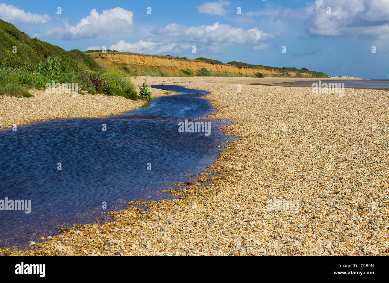 Die pulverförmigen Remoteshell Strand und hölzerne Fußgängerbrücke auf dem Solent Weg, Southampton Water Ende Haken Lane Reitweg, Titchfield gemeinsamen Stockfoto