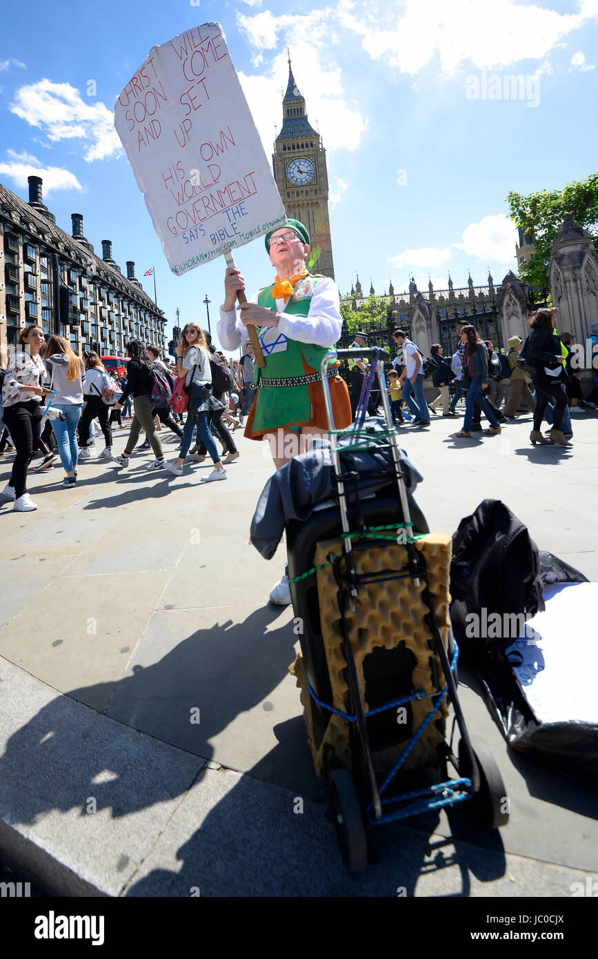 Neil Horan protestiert vor dem Parlament. London, Großbritannien Stockfoto