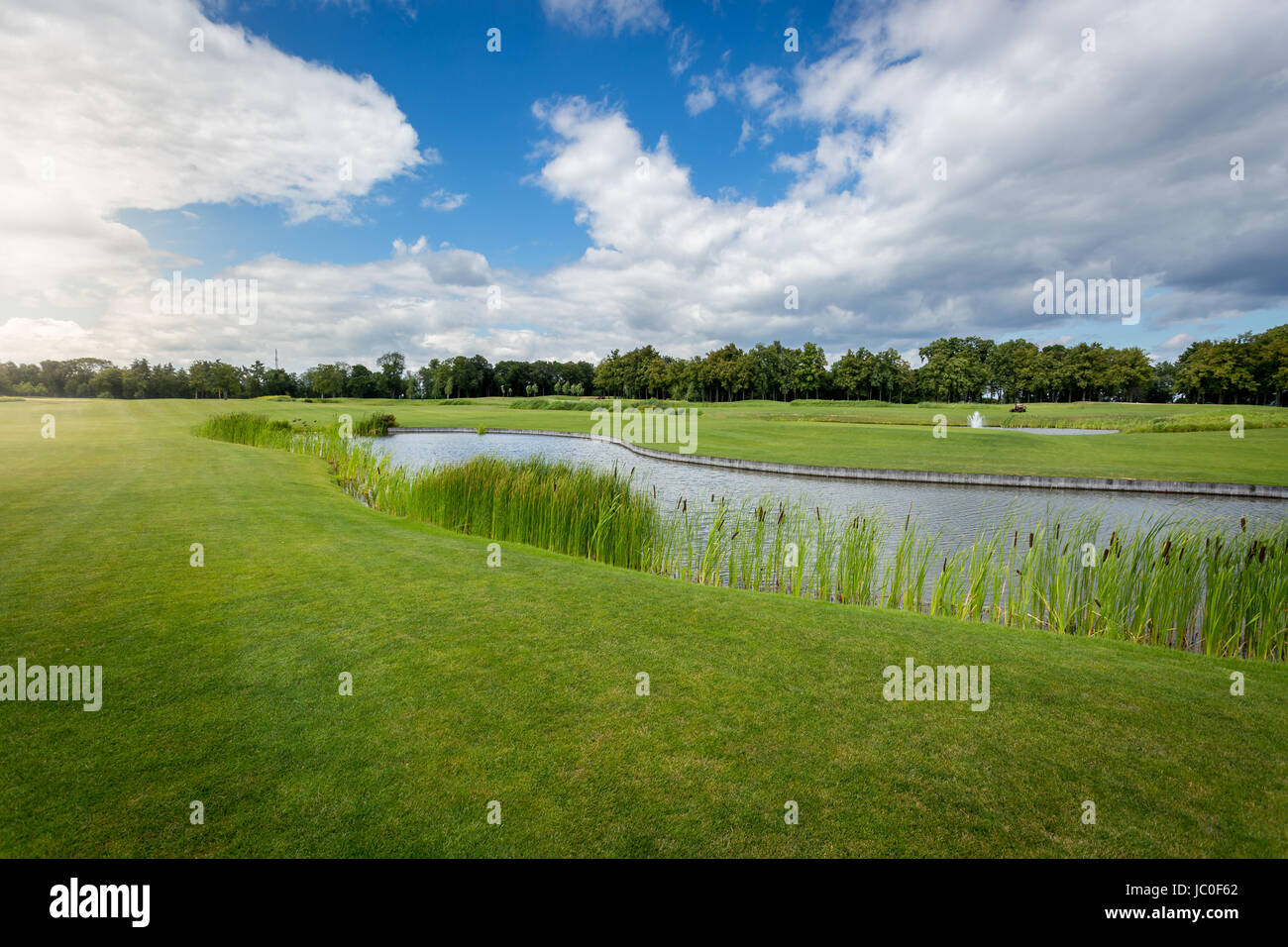 Schöne Aussicht auf den Golfplatz mit Wasser Hindernis am sonnigen Tag Stockfoto