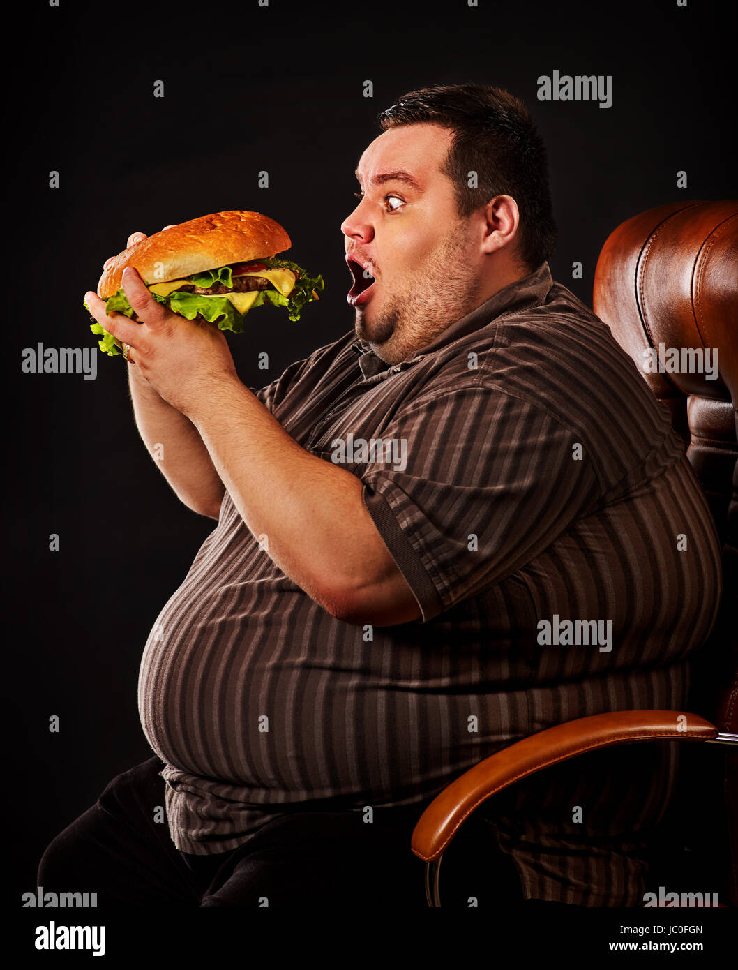 Diät Scheitern der dicke Mann essen Fastfood Hamberger. Glücklich übergewichtige gesunde Ernährung von riesigen Hamburger gierig Essen verwöhnt. Junk-e-Mahlzeit führt zu Stockfoto