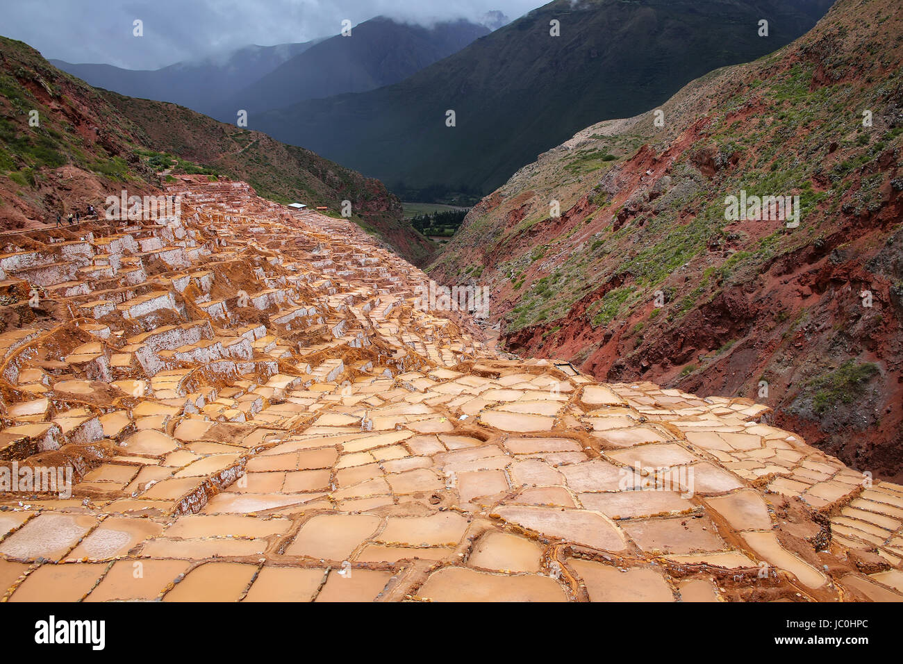 Salinas de Maras - Salinen in der Nähe von Stadt Maras in Peru. Diese Salinen sind gebräuchlich seit Inka-Zeiten. Stockfoto