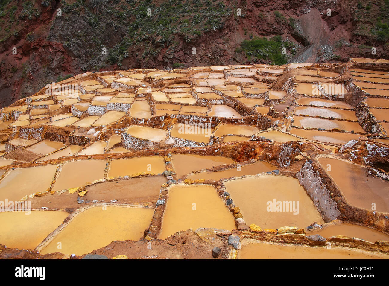 Salinas de Maras - Salinen in der Nähe von Stadt Maras in Peru. Diese Salinen sind gebräuchlich seit Inka-Zeiten. Stockfoto