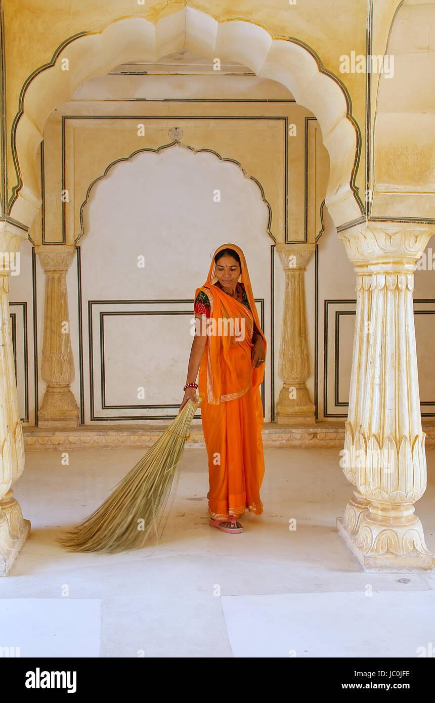 Einheimische Frau fegt in Sattais Katcheri Hall, Amber Fort, Jaipur, Indien. Amber Fort ist die wichtigste touristische Attraktion in der Umgebung von Jaipur. Stockfoto