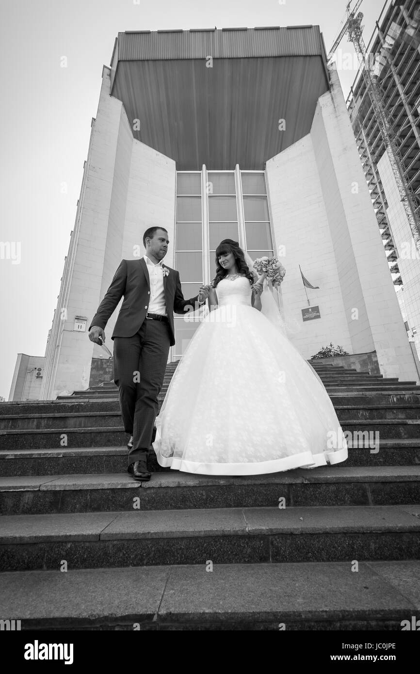 Schwarz / weiß Foto von schönen nur Ehepaar zu Fuß die Treppe hinunter Stockfoto