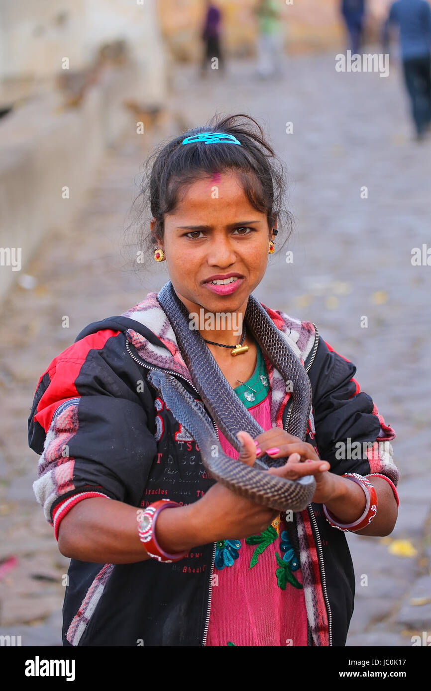 Einheimische Frau Holding indische Cobra in der Straße von Jaipur, Indien. Jaipur ist die Hauptstadt und größte Stadt im indischen Bundesstaat Rajasthan. Stockfoto