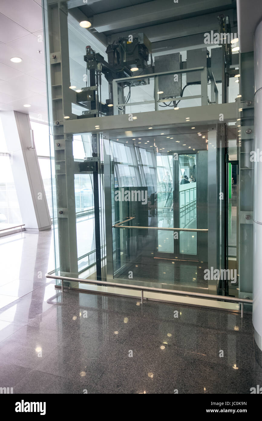 Modernen gläsernen Aufzug für Behinderte am internationalen Flughafen Stockfoto