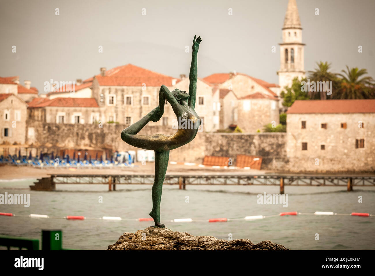 Schöne Aussicht auf Bronze-Denkmal in Stadt Budva, Montenegro Stockfoto