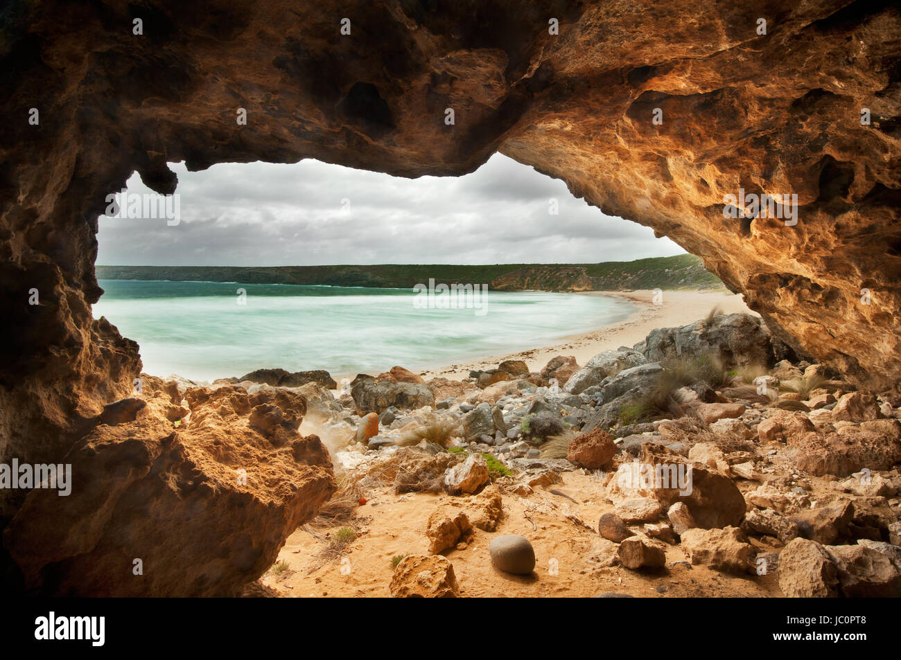Blick aus einer Höhle in West Bay, im Flinders Chase Nationalpark auf Kangaroo Island. Stockfoto