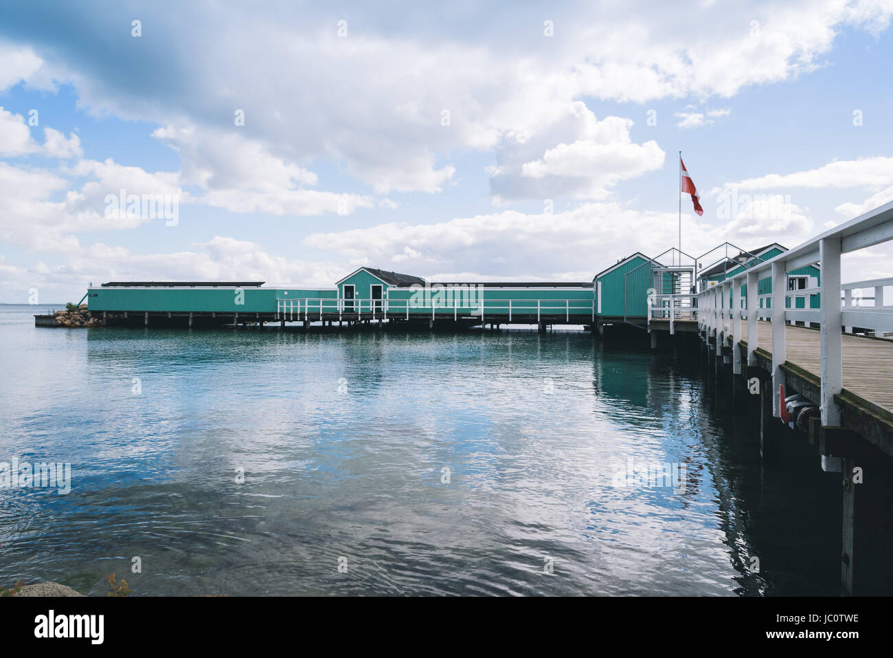 Kopenhagen, Dänemark - 11 August 2016. eigenes Deck zum Schwimmen in der Ostsee von Kopenhagen mit niedlichen grüne Häuser Stockfoto