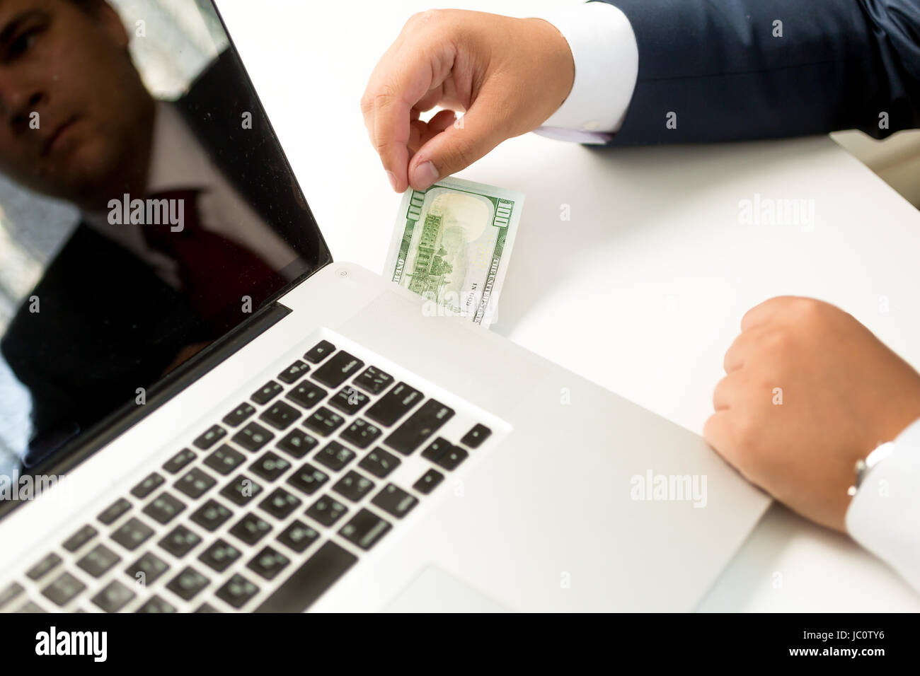 Konzeptionelle Foto von Geschäftsmann digitale Überweisung empfangen. Man zieht Dollarschein aus laptop Stockfoto