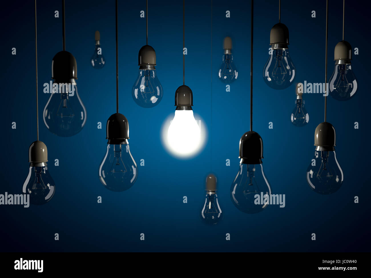 Eine leuchtende Lampe beleuchten dunkle Glühbirne hängen Drähte auf blauem  Hintergrund Stockfotografie - Alamy