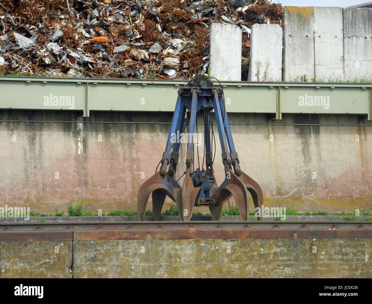 Schrotthalde, Schrott, Metall, Eisen, derweil, Greifen, Transport, Altmetall, Buntmetall, recycling, Recyceln, Alt, Wiederverwertung, Verwertung, Abfall, Rohstoff, Rohstoffe, Wertstoff, Stockfoto