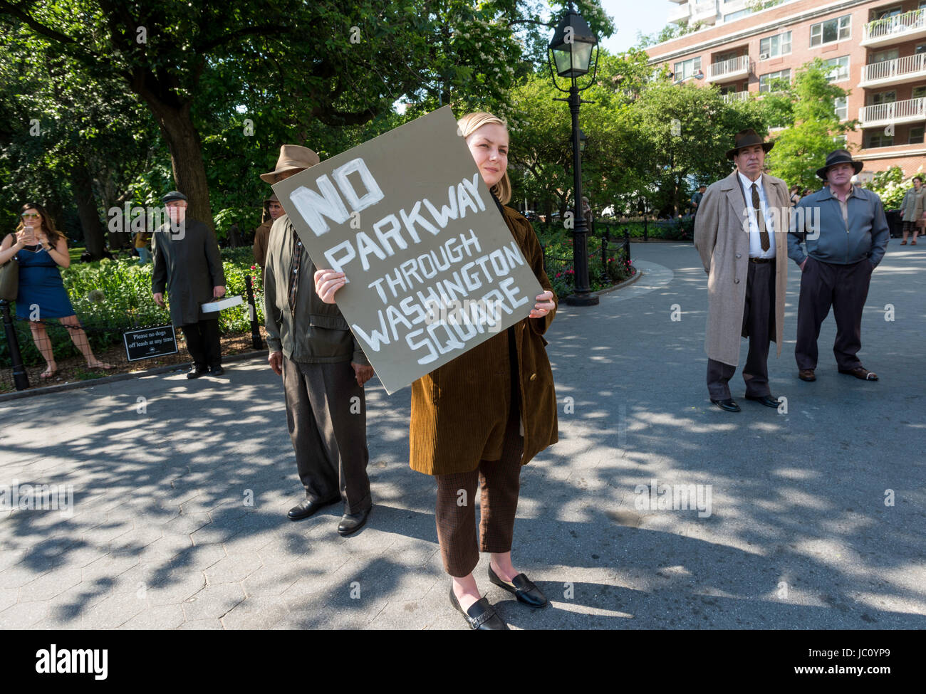 New York, NY 12. Juni 2017 vor Ort für die Amazon Prime TV-Serie "Die wunderbare Frau Maisel." Die Episode basiert auf Jane Jacobs Kampf mit Robert Moses und die Kennzeichnung der letzte Wagen 1958-Rallye, Washington Square Park zu verlassen. Seitdem hat Washington Square Park für den Verkehr geschlossen. © Stacy Walsh Rosenstock Stockfoto