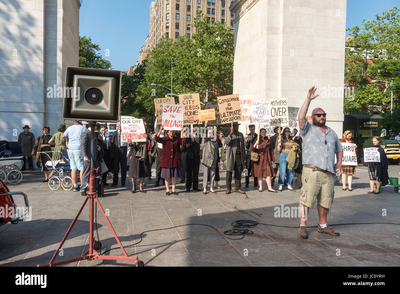 New York, NY 12. Juni 2017 vor Ort für die Amazon Prime TV-Serie "Die wunderbare Frau Maisel." Die Episode basiert auf Jane Jacobs Kampf mit Robert Moses und die Kennzeichnung der letzte Wagen 1958-Rallye, Washington Square Park zu verlassen. Seitdem hat Washington Square Park für den Verkehr geschlossen. © Stacy Walsh Rosenstock Stockfoto